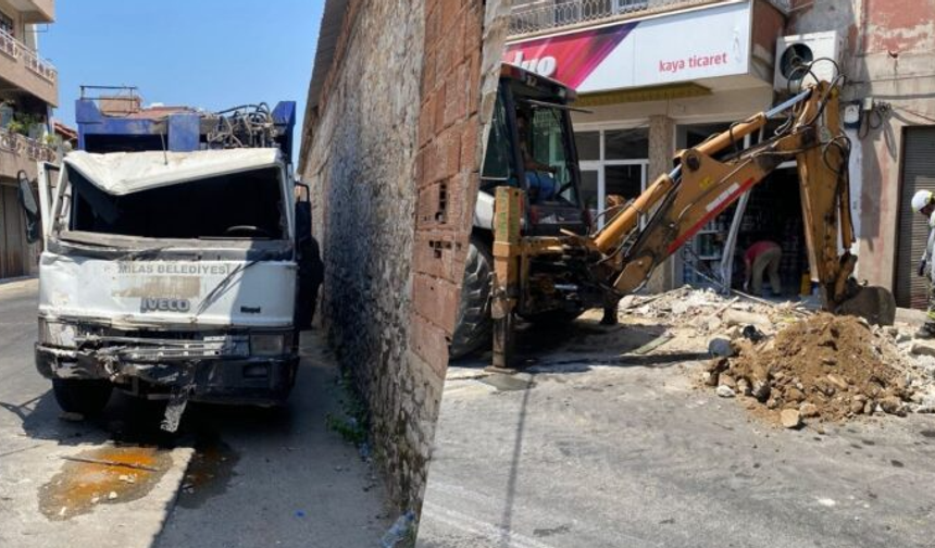 Milas’ta Geri Dönüşüm Kamyonu Elektrik Direğine Çarptı: Maddi Hasar ve Elektrik Kesintisi